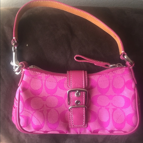 Coach Handbags - 💋⬆️COACH Pink purse